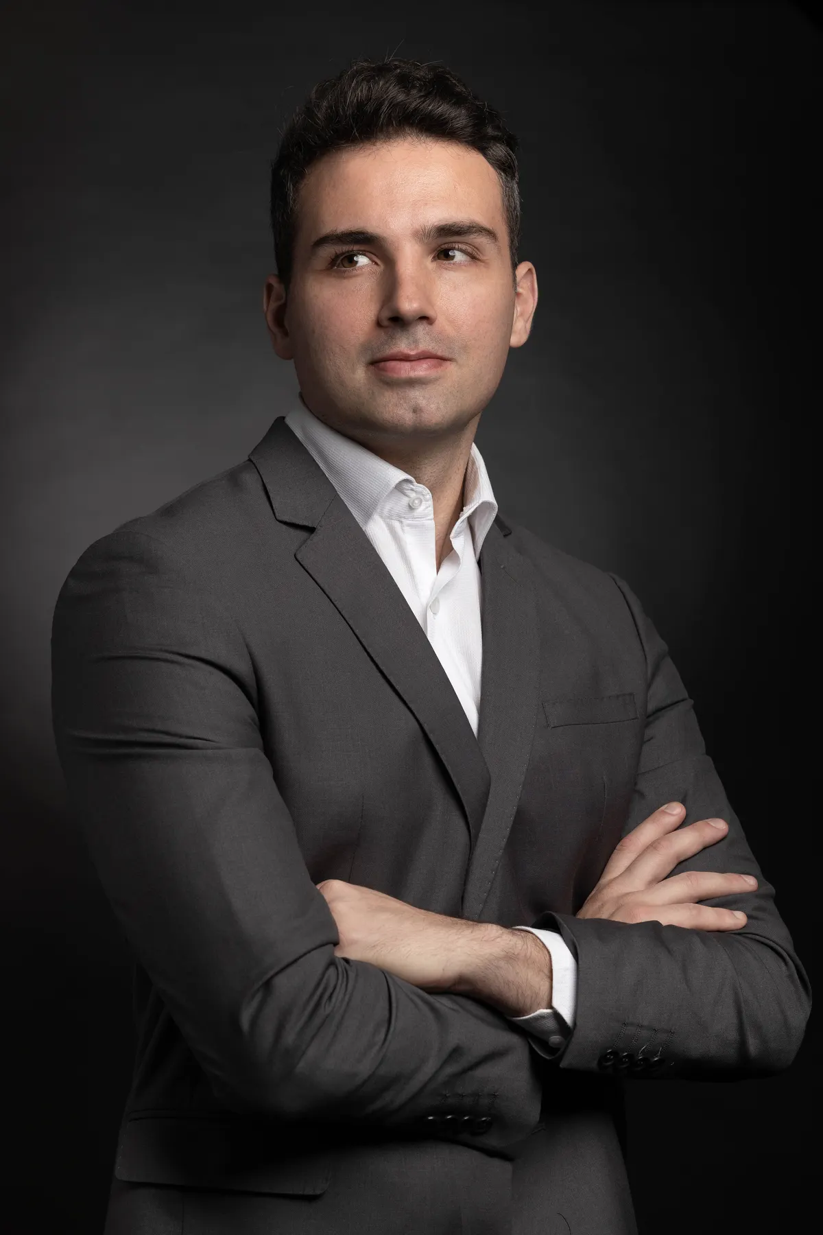 Retrato do Dr. Alberto De Carli de terno cinza e camisa branca